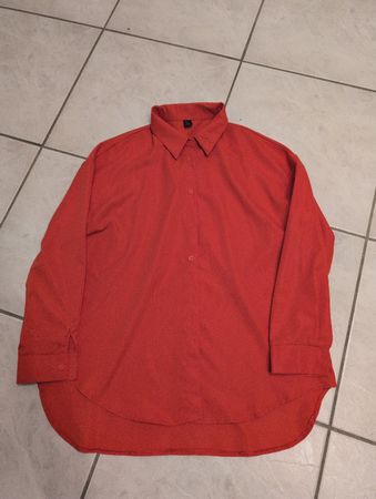 Chemise rouge  L, idéale pour la saison actuelle!
