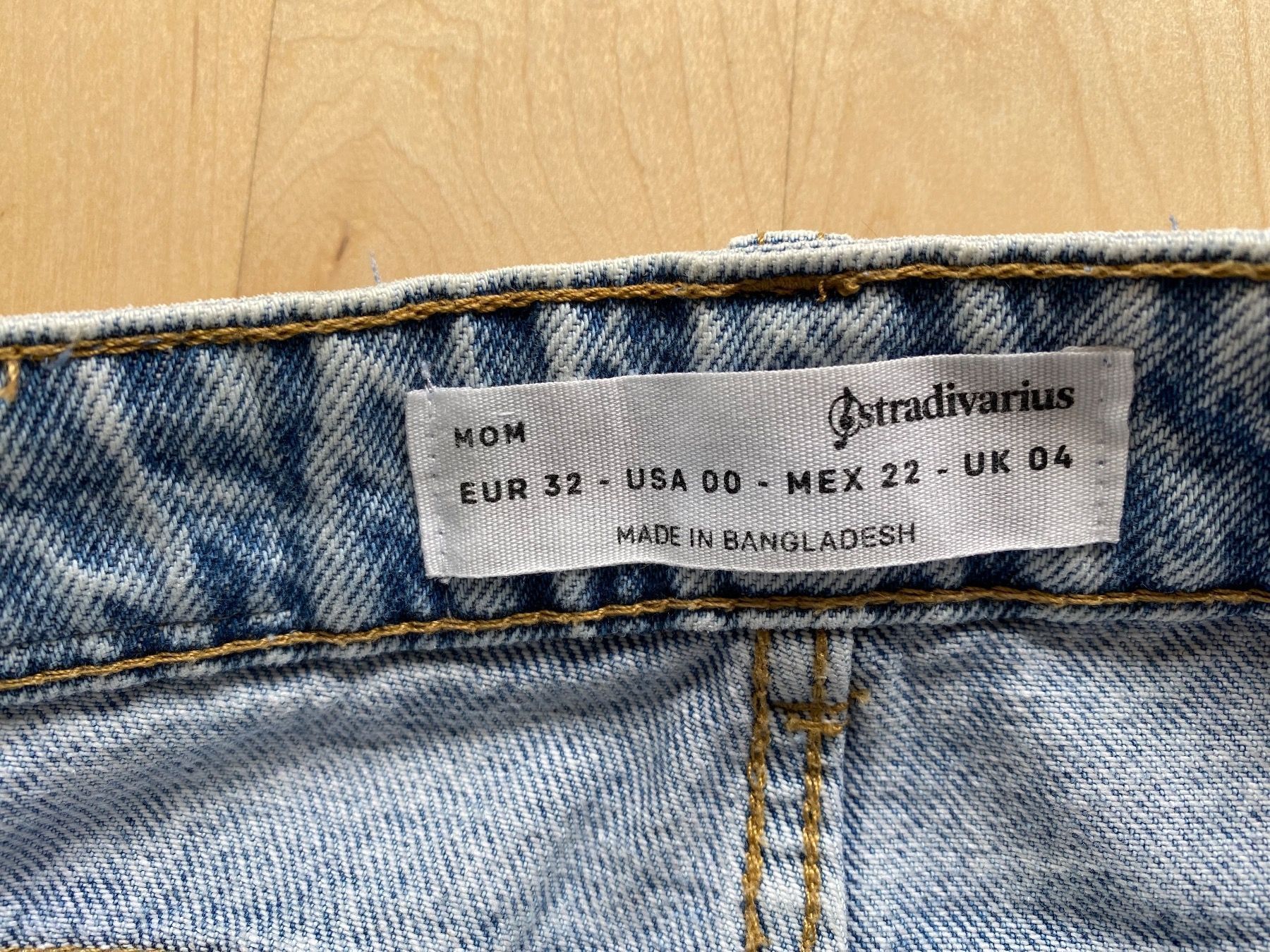 Stradivarius Pantaloni: Stradivarius Mom Jeans – Nuovo (secondo la descrizione) da Berikon venduto da rio_9mr5 2