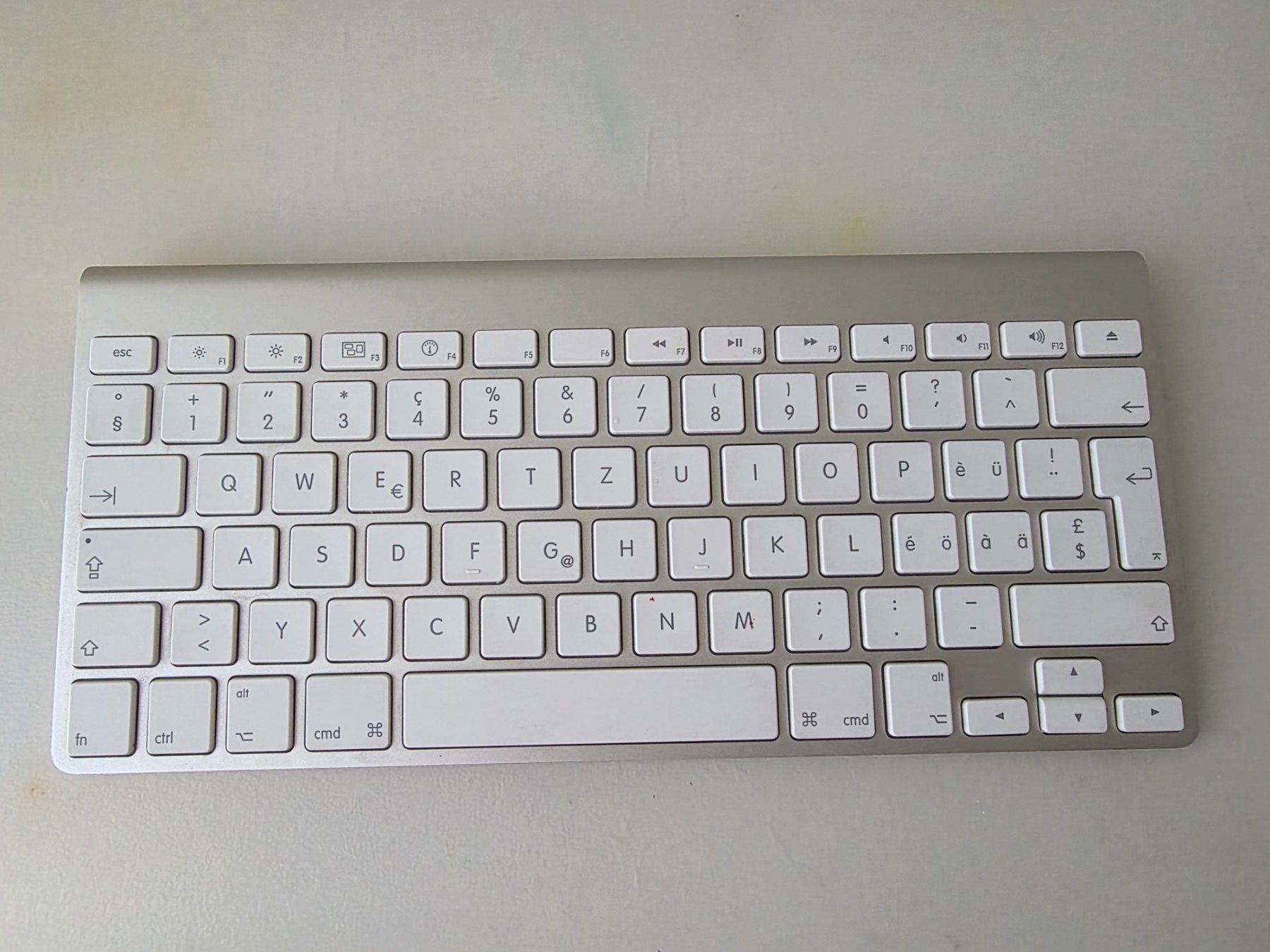 Apple Tastiere: Apple Wireless Keyboard Modell A1314 Schweizer Layout – Usato da Cham venduto da atv0