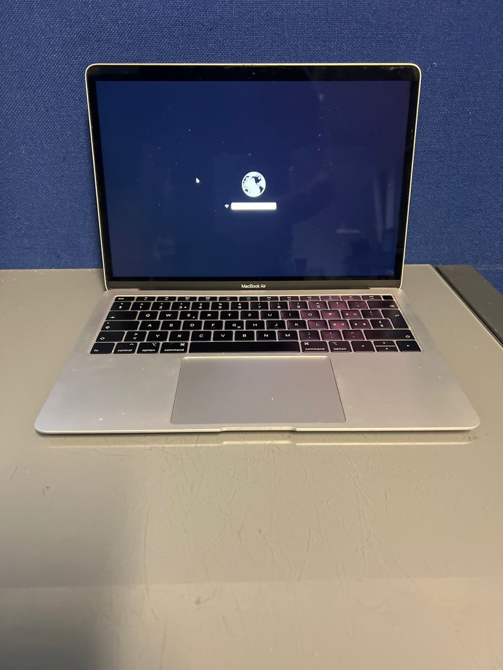 Apple Notebook: MacBook Air 13" 2018 Silber , iCloud sperre #46 – Difettoso da Dietikon venduto da speedkauf