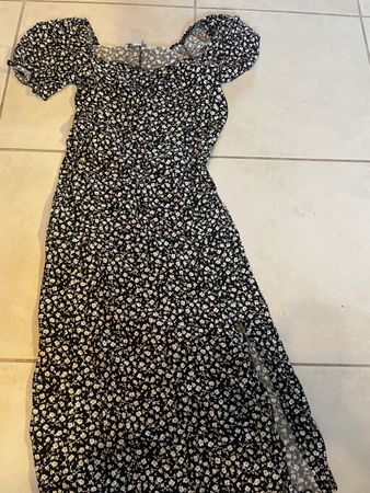 Kleid schwarz-weiss geblümt Grösse S mit Schlitz