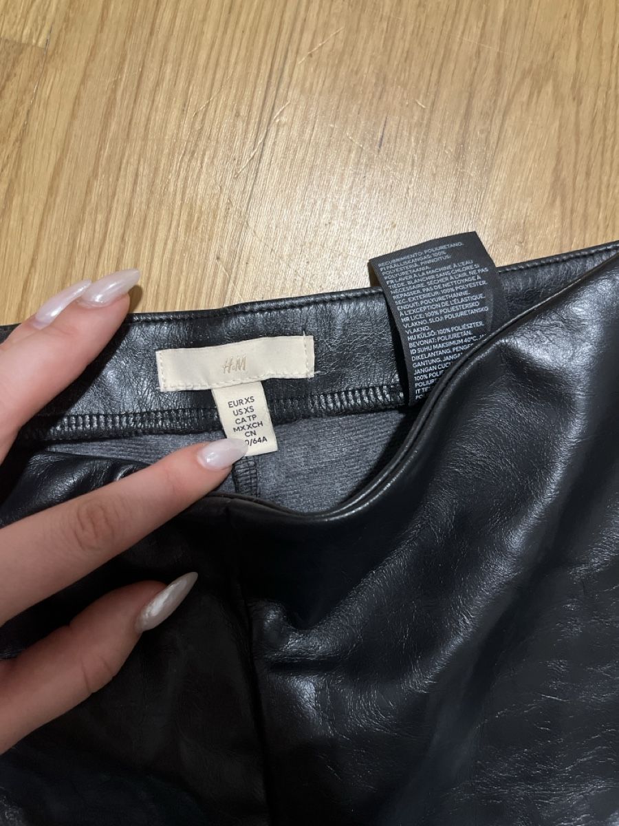 H&M Pantaloni: Pantalon simili cuir noir H&M – Usato da Le Locle venduto da Mayd_h 1