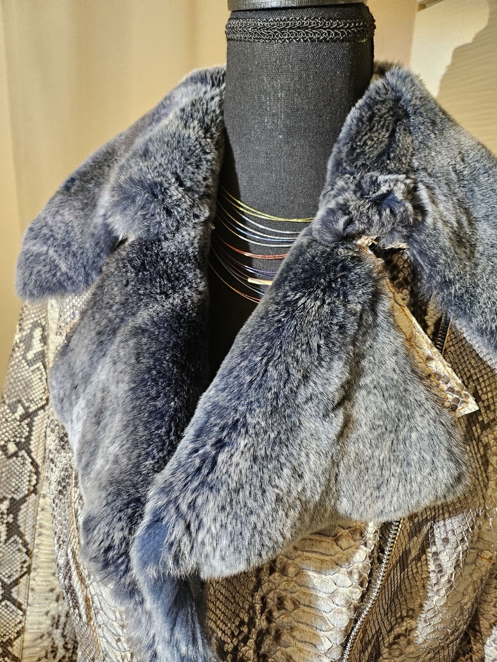 Jacken: Veste femme, cuir python et furure chinchila. M – Neu (gemäss Beschreibung) aus Rotkreuz von SiSi-13 1