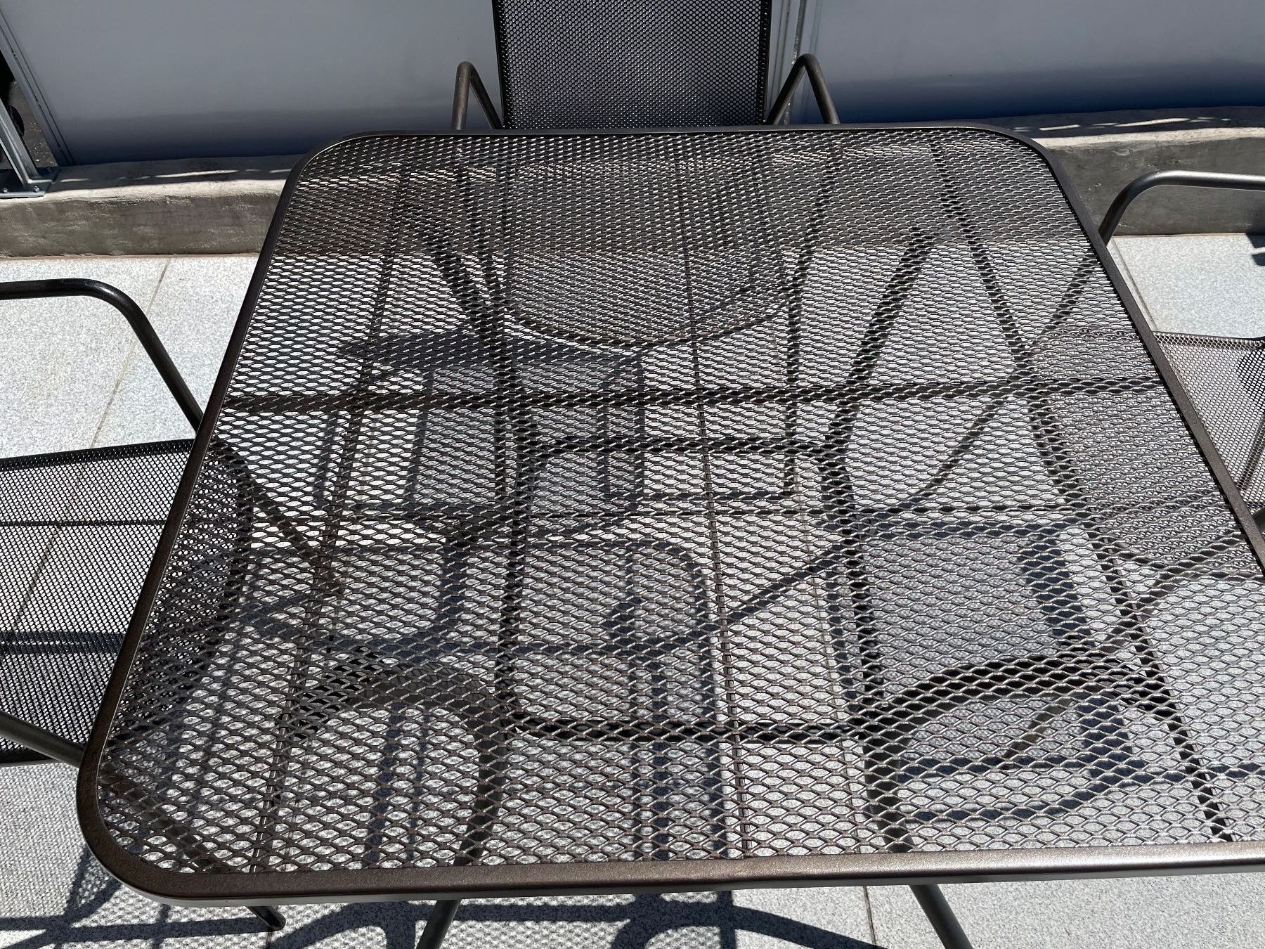 Set di tavolo e panche: Balkon, Gartentisch, 4 Stühle, alles Streckmetall – Usato da Eiken venduto da garanoiri 1