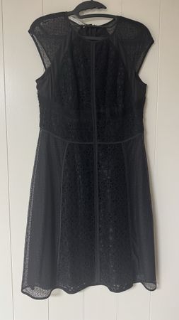 Kleid Caractere schwarz mit Spitze Grösse 38 neuwertig