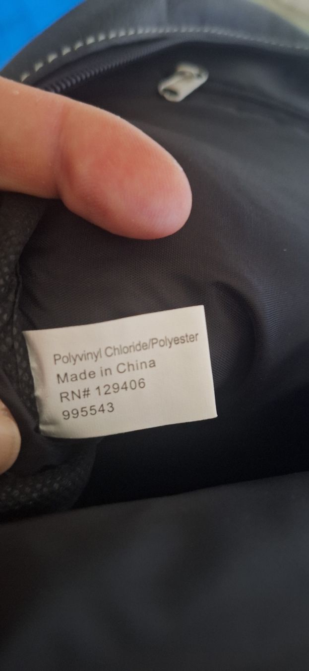 Zaini: Schwarzer Lederrucksack mit modischem Streifen. – Nuovo (secondo la descrizione) da Matten b. Interl venduto da Daeni_2000 1
