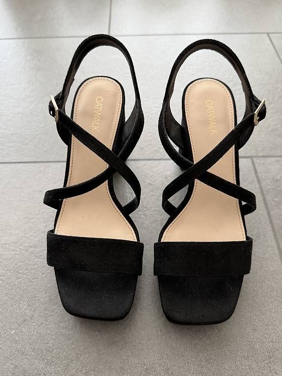 Chaussures femmes: Absatz Schuhe mit Riemchen – D'occasion à Bleienbach par Chi_Cari