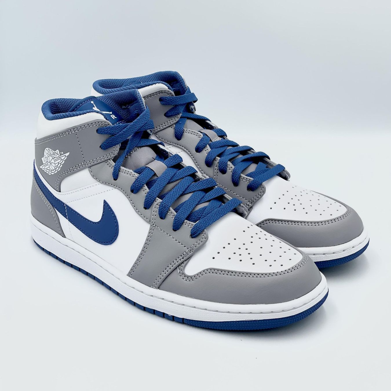 Jordan Herrenschuhe: Nike Air Jordan 1 Mid True Blue EU 44 – Neu und originalverpackt aus Erlinsbach von sasneakers