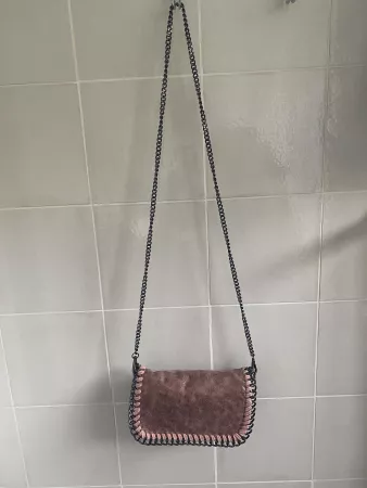 Trendige Umhängetasche mit Kettenrand/Kette