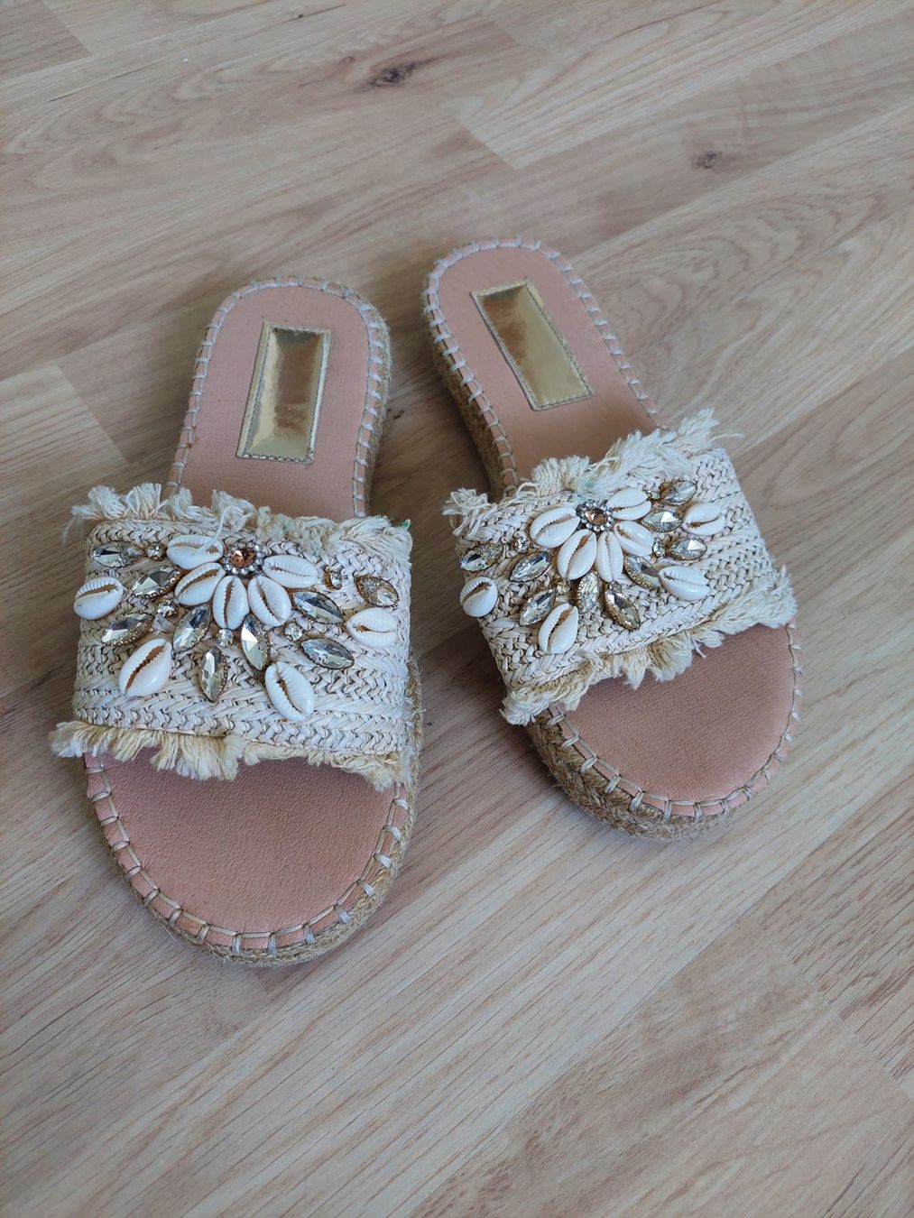 Scarpe da donna: BEIGE PANTOLETTEN GR. 38 – Usato da Münchenstein venduto da Strupfi