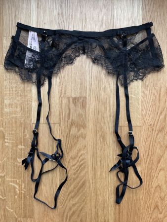 Victoria’s Secret Garter Belt M/L NEW