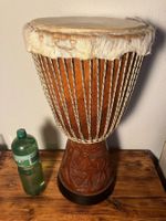 Afrikanische Djembe Trommel, mit handgeschnitzen Tierfiguren