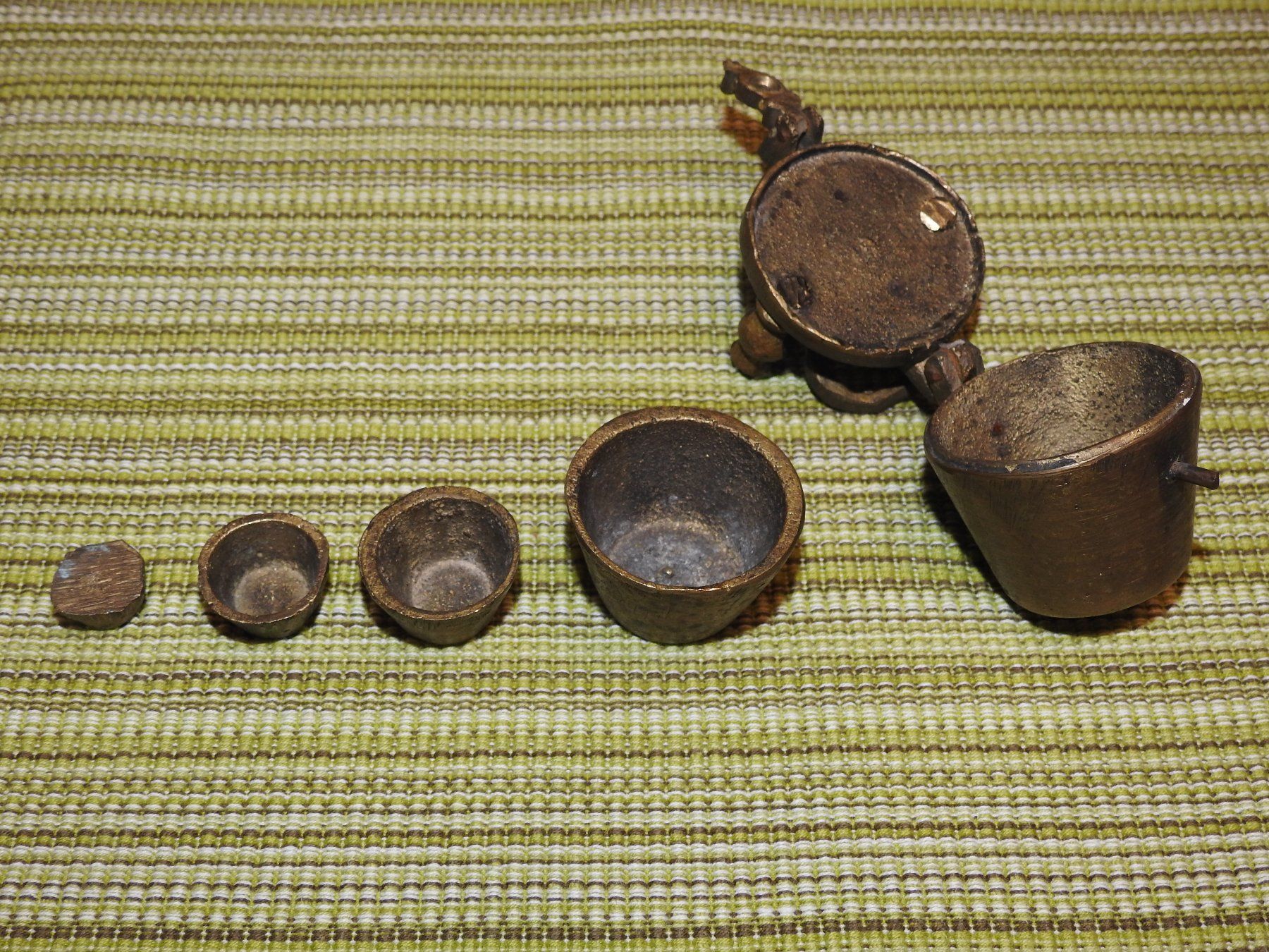 Bilance e pesi: Antike Apotheker Topf-,  Bechergewichte, Bronze – Usato da Uznach venduto da killroy99 3
