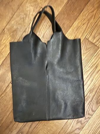 schwarze Ledertasche