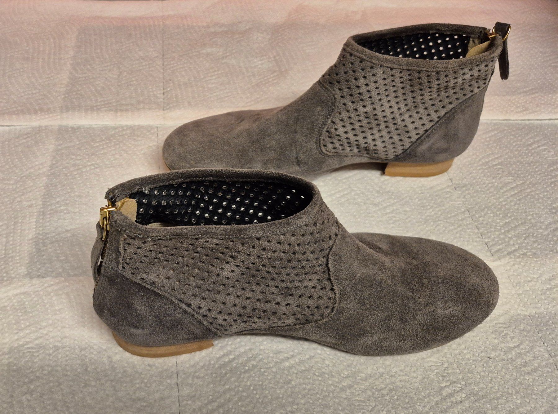 Scarpe da donna: Graue Wildleder-Stiefeletten mit Lochmuster Gr. 38 MAX – Usato da Zürich venduto da Roberto040 4