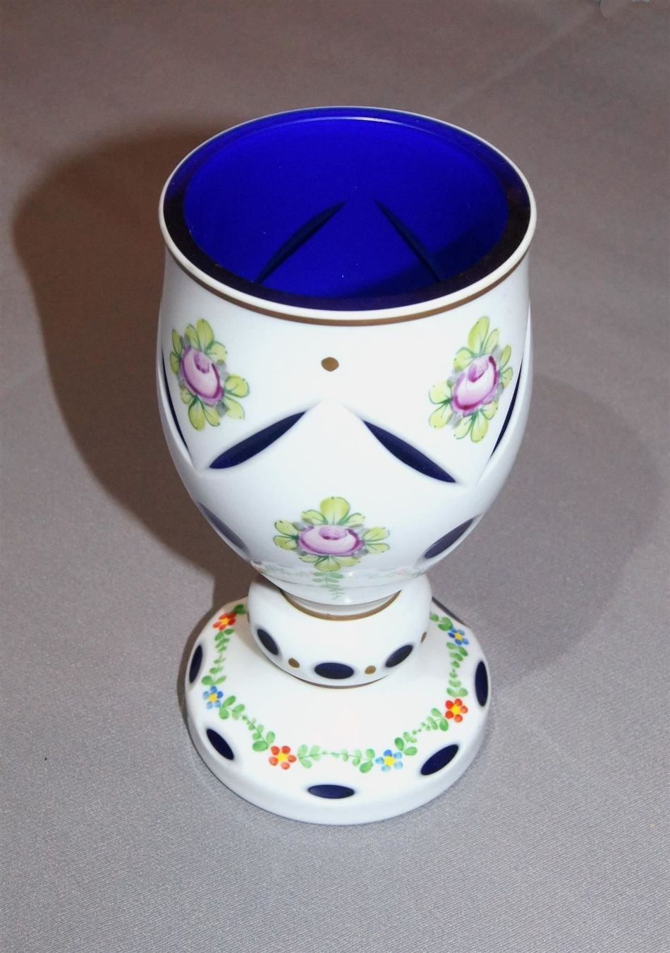 Verres: Prunk-Kelch oder Vase aus Überfangglas weiss/blau – D'occasion à Geroldswil par ARTEFACTO