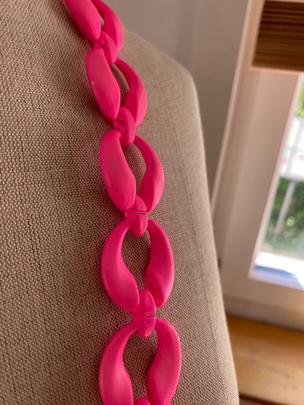 Ketten: Statement Kette in Neon Pink – Gebraucht aus Schaffhausen von Casanunda 1