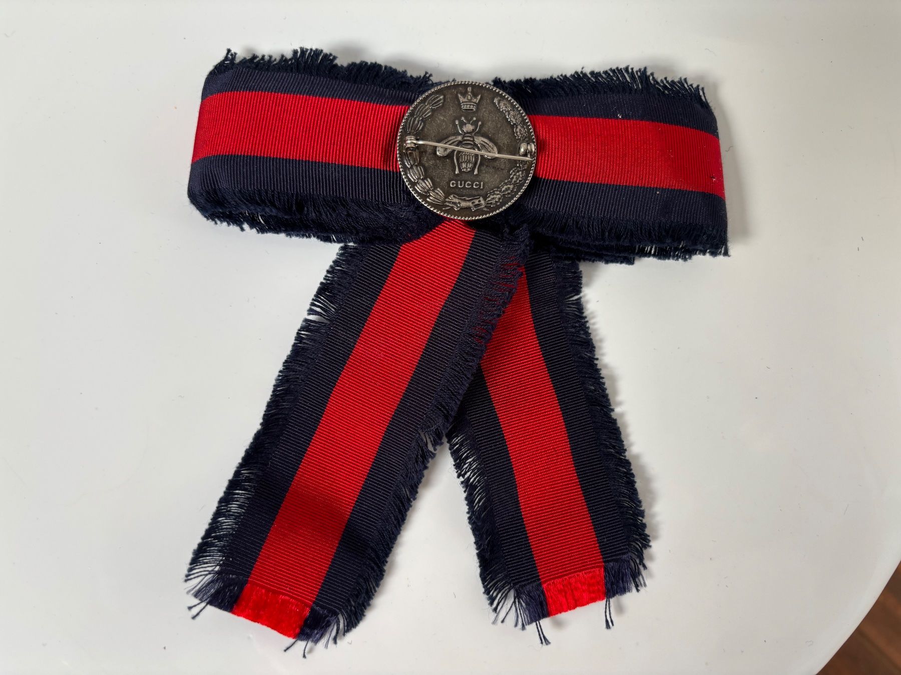 Gucci Spille & Fermagli: Gucci Broche blau/rot mit Perlen – Usato da Herrliberg venduto da mayfi 2
