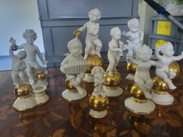 Porzellanfiguren Putten mit Goldkugeln Konvolut