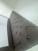 Bett mit gestepptem Kopfteil und Kristallknöpfen 180x200