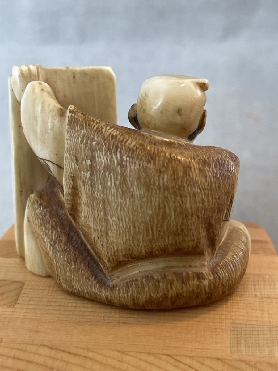 Statuette: Netsuke, sitzender Mann mit Tafel, signiert – Usato da Embrach venduto da Gauvain1 2