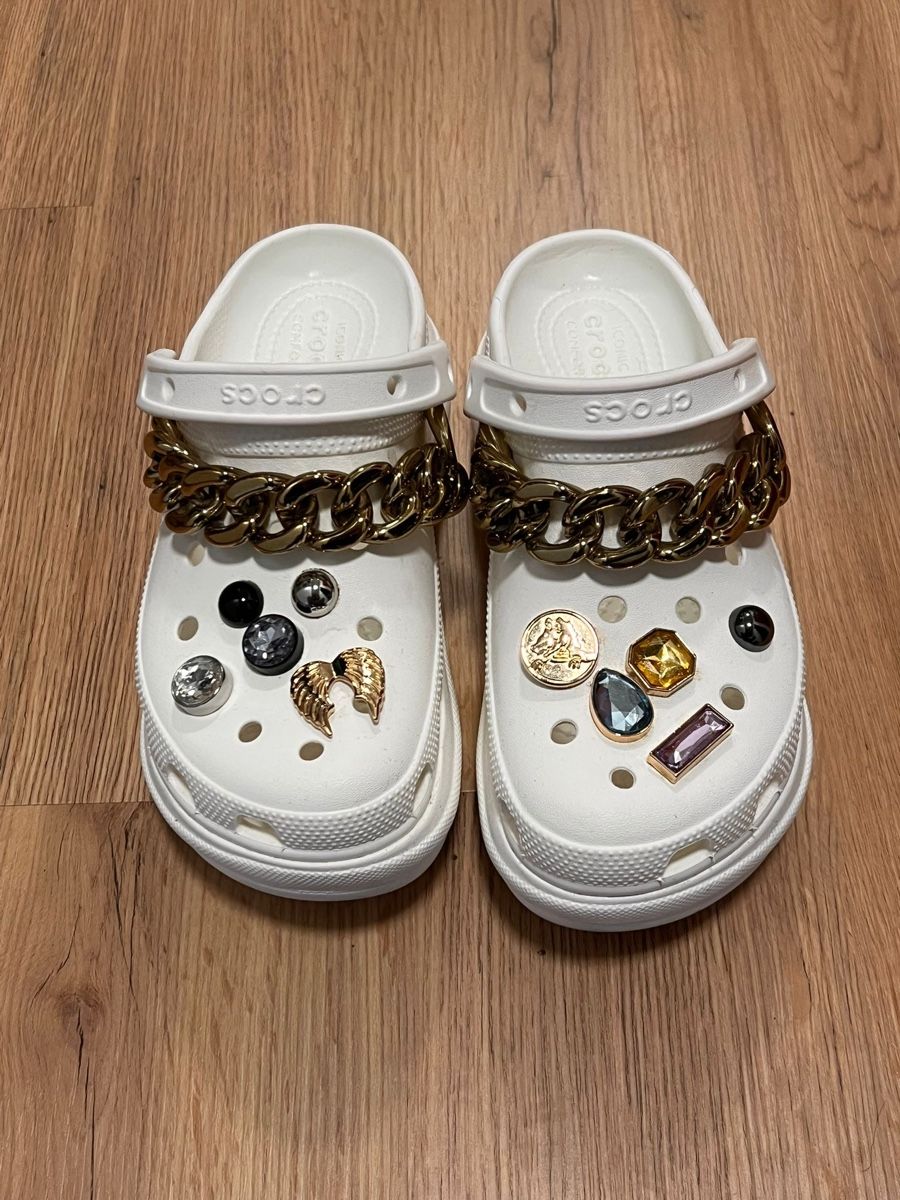 Crocs Scarpe da donna: Crocs mit Charms - Grösse 37 – Usato da Münchwilen AG venduto da ger_5gqp 1