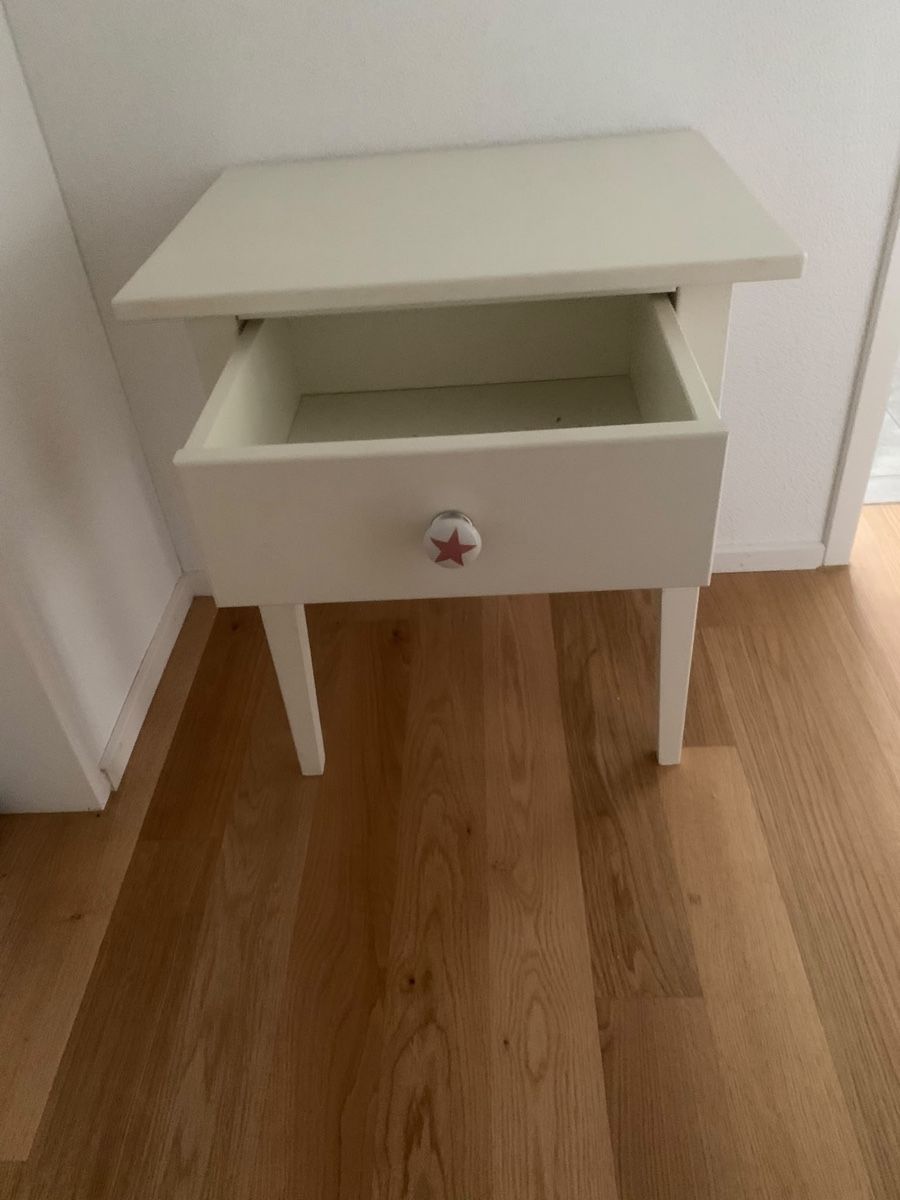 Ikea Tables de nuit: Nachtisch Ikea Hemnes – D'occasion à Bassersdorf par ca.44 2