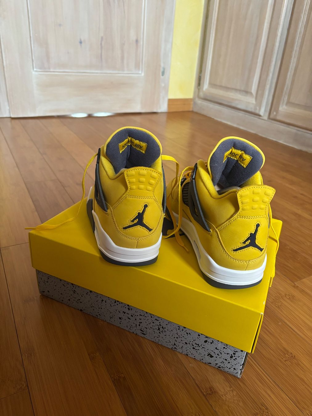 Jordan Scarpe da uomo: Jordan 4 Lightning neuve ! – Nuovo e nell'imballaggio originale da Cottens FR venduto da ginop 1