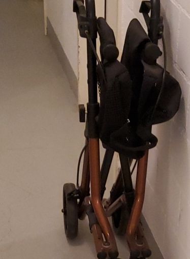 Gehhilfen: Rollator klappbar braun schwarz – Gebraucht aus Hinwil von Nabe1 4