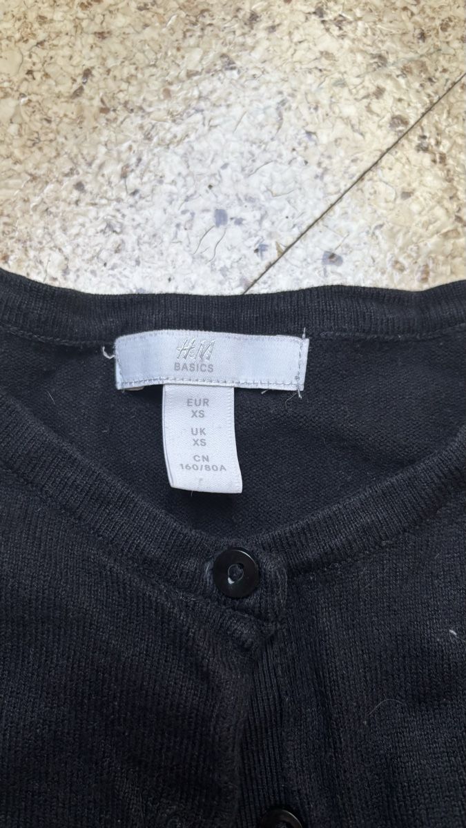 Giacche: Schwarze Strickjacke – Usato da Roggwil BE venduto da R.. 1