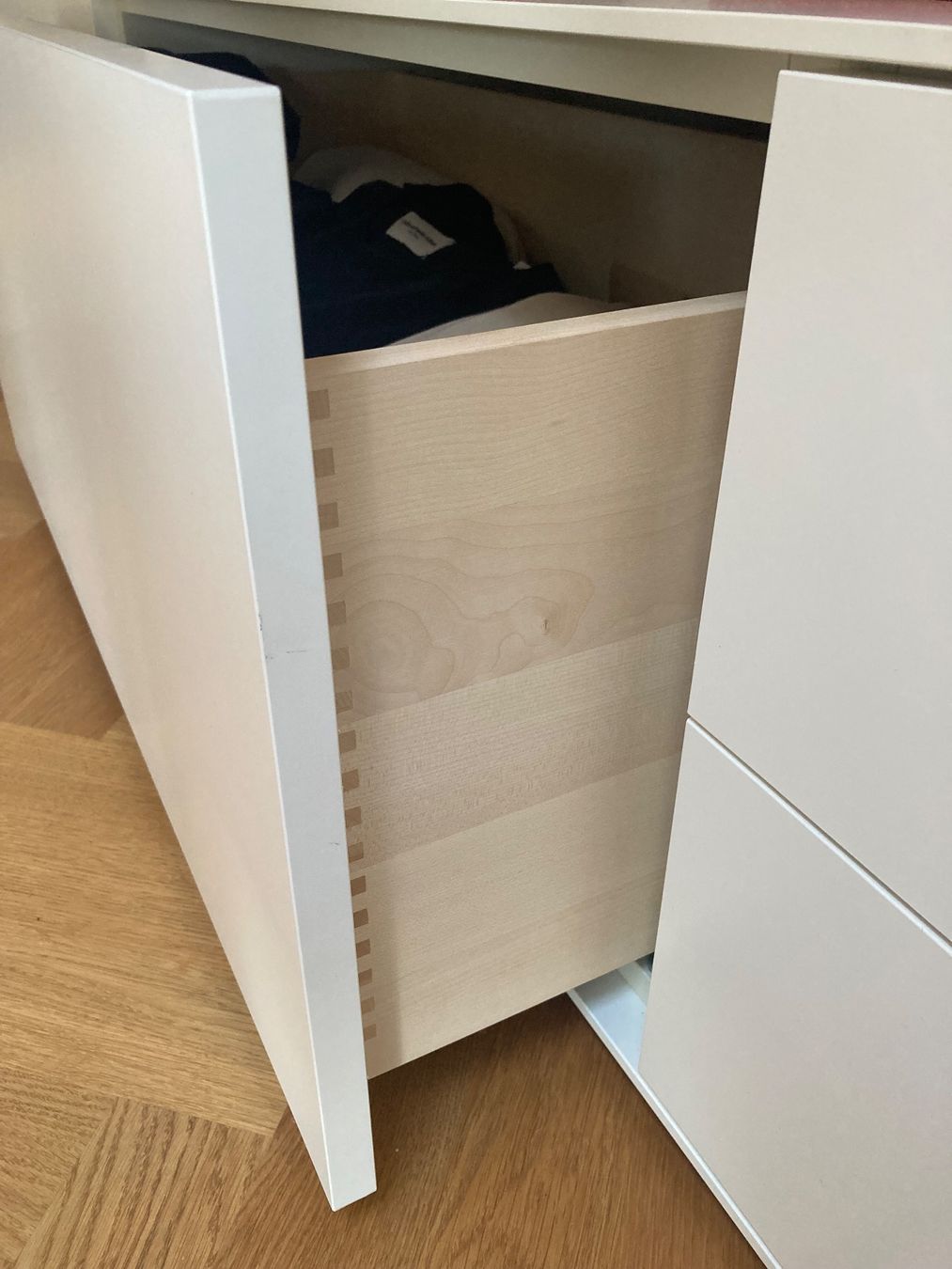 Cassettiere: SCHUBLADENMÖBEL I / LOW SIDEBOARD MIT VIER SCHUBLADEN – Usato da Edlibach venduto da SELECTION-26 1