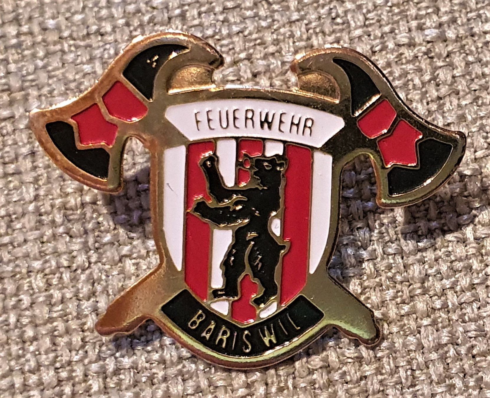 Placchette & Badge: M663 - Pin Feuerwehr Bariswil – Usato da Reinach BL venduto da Boston-Verkauf
