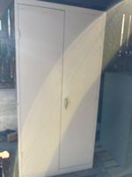 Metallschrank weiss 2-türig 199 cm hoch gebrauchter Zustand
