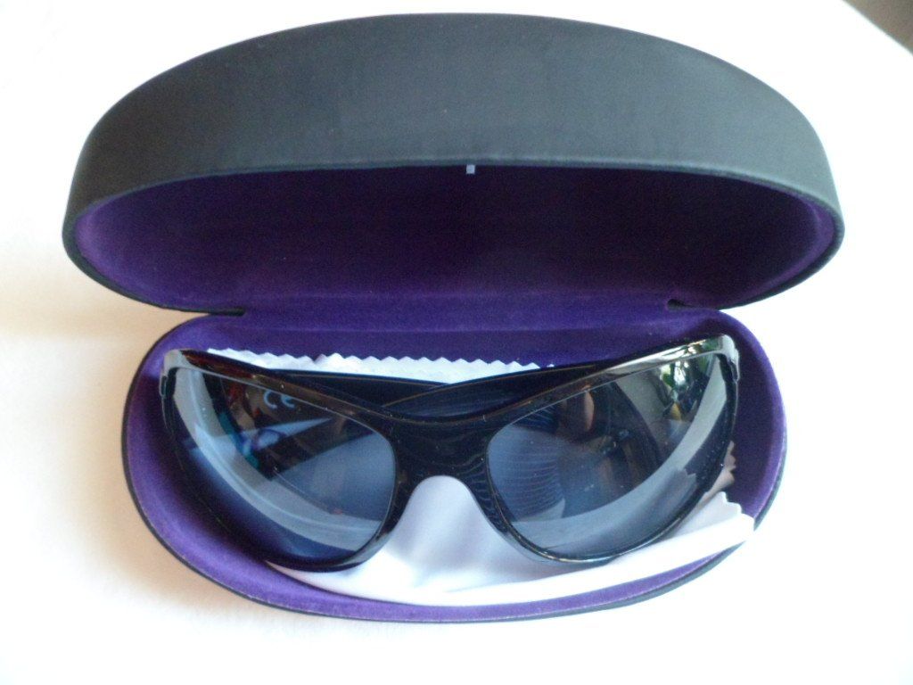 Brillen & Gläser: Schwarze Sonnenbrille SP mit Etui & Tuch – Gebraucht aus Schöftland von rennsenn