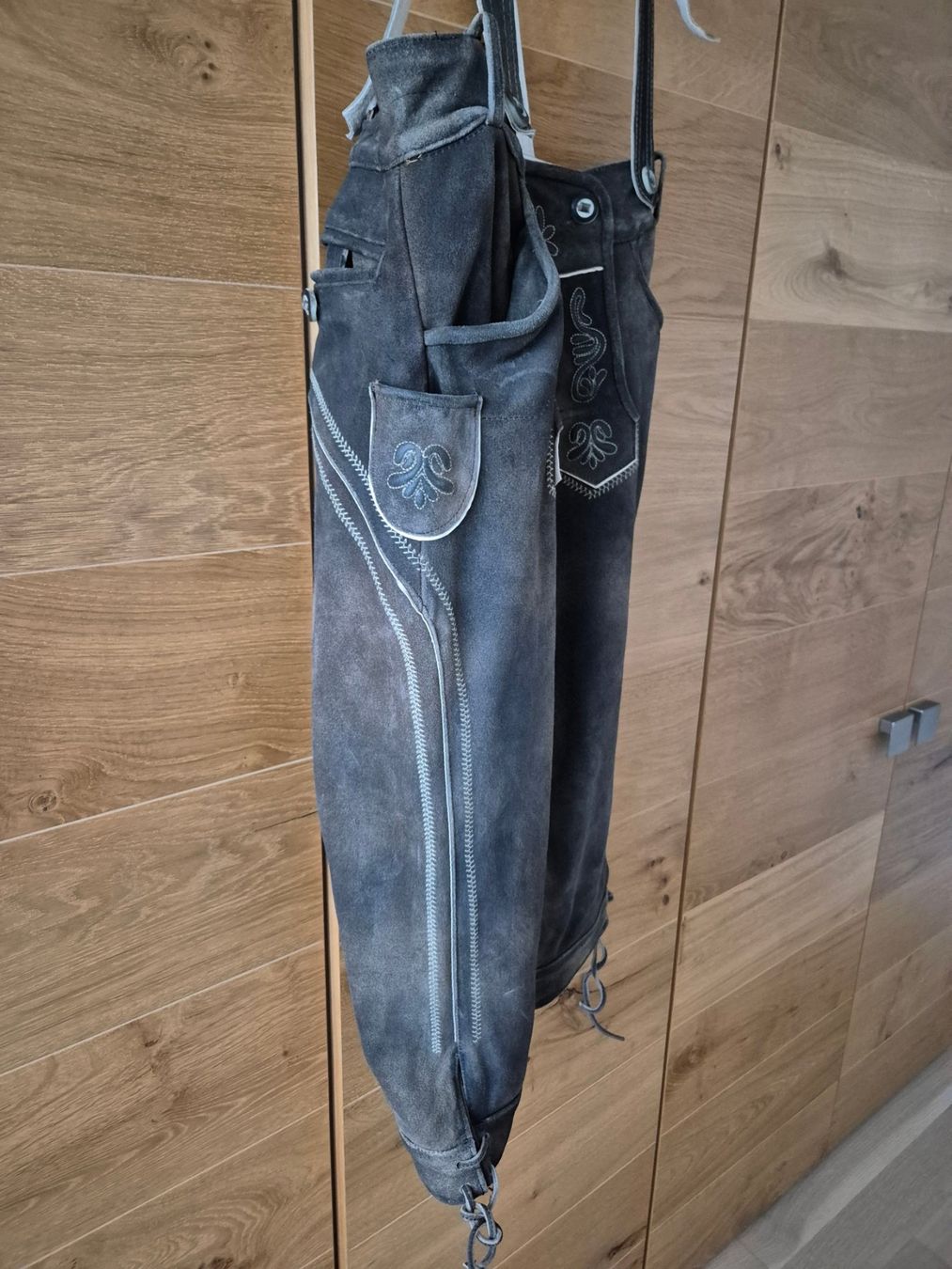 Pantalons: Lederhose mit Hosenträger – D'occasion à Spiez par geminus 4