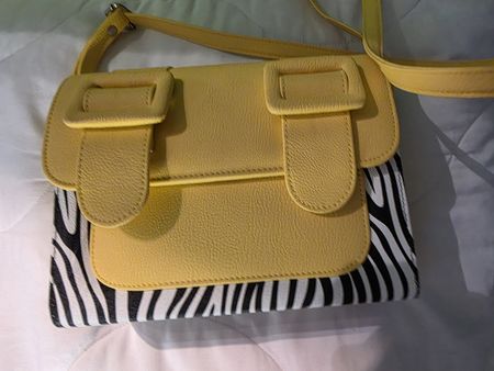 Coole Damentasche im Zebra Look mit gelben Details 🦓👜
