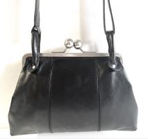 LEDERTASCHE STICKS&STONES. SCHWARZ MIT KLAPPVERSCHLUSS