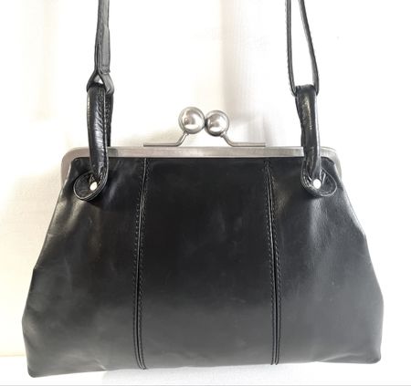 LEDERTASCHE STICKS&STONES. SCHWARZ MIT KLAPPVERSCHLUSS