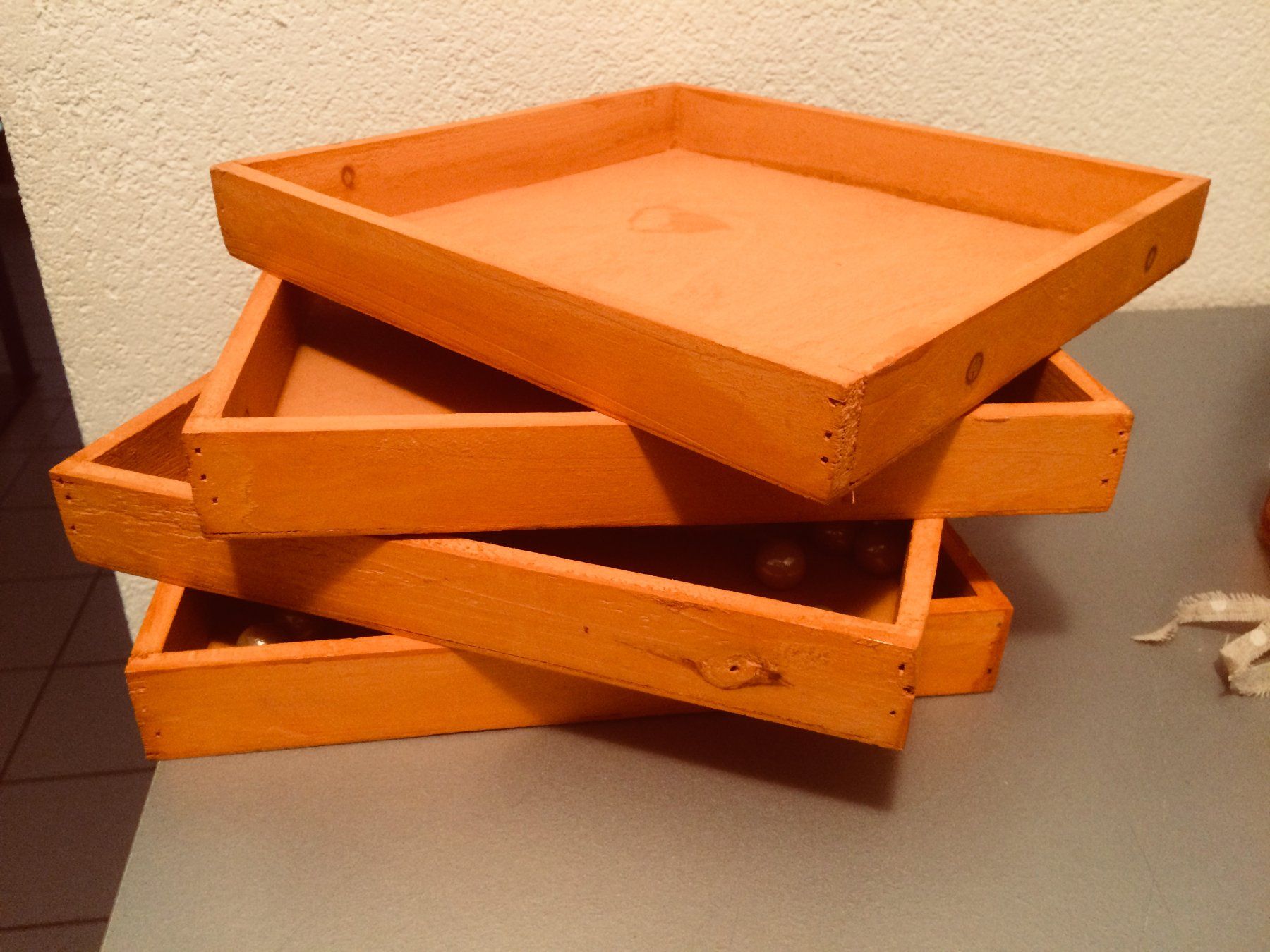 Tutte le decorazioni: einfaches oranges Holztablett, 25x25cm – Usato da St. Gallen venduto da Miousch 1