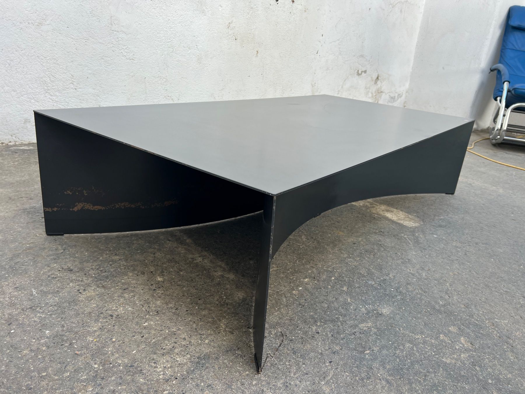 Tavoli: Table basse en acier de Guglielmo Poletti pour Desalto – Usato da Bulle venduto da ABELiAM 4