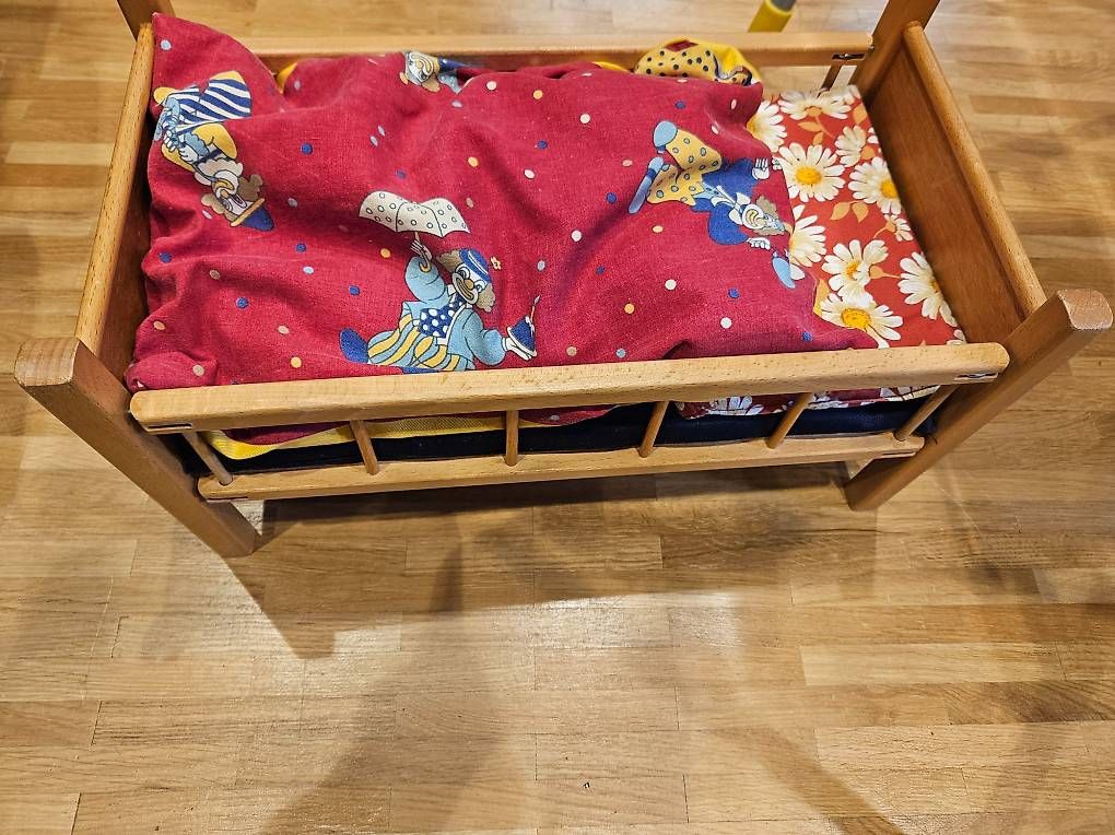 Puppen: Puppenbett – Gebraucht aus Ebikon von dale33