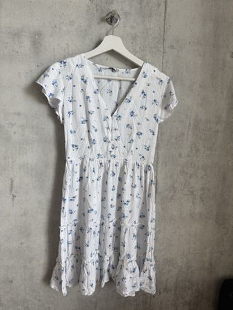 Kurzes Sommerkleid mit Blumen