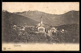 AK Tesserete, Kirche im Dorf mit Bergkulisse