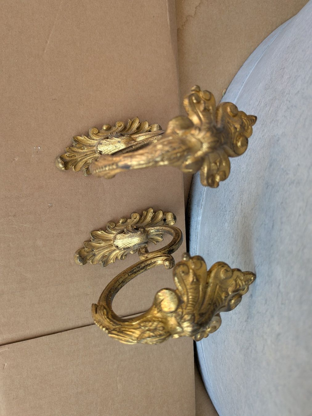 Sculture & Statue: 3 kleine antike Bronze Vorhangstangenhalter oder Raffhalter – Usato da Emmen venduto da Brockofsky 4