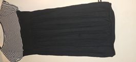 Robe noire rayée en bon état