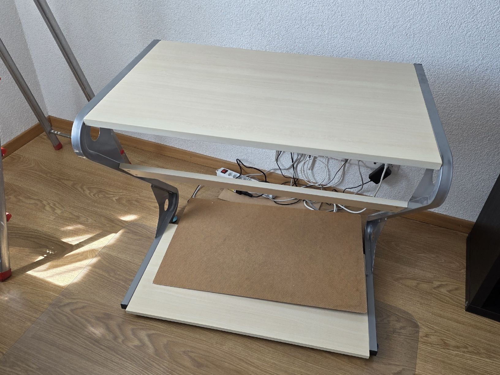 Tables: Schreibtisch aus Holz – D'occasion à Alchenflüh par Lsnake