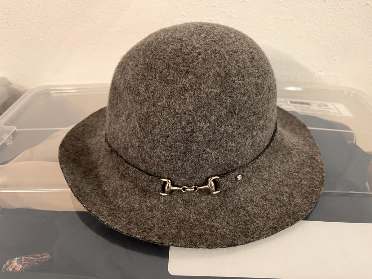 Copricapi, berretti & cappellini: Grey Wool Hat by de Bijenkorf. – Usato da Lausanne venduto da Danash