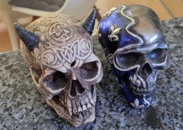 Zwei Totenkopf Dekofiguren mit Verzierungen gebraucht