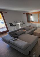 Graues Ecksofa mit Schlaffunktion