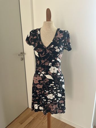 Sommerliches Kleid mit Blumenprint, Gr. S, 36